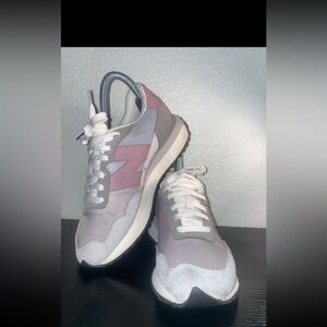 Women’s New Balance Women's WS237VA Classic Sneaker, Size 7 pre owned see pics